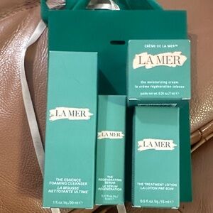La Mer teal boxed skincare set
